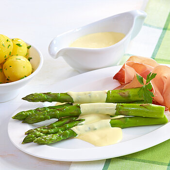 Gegrillter grüner Spargel mit Ingwer-Hollandaise und Schinken