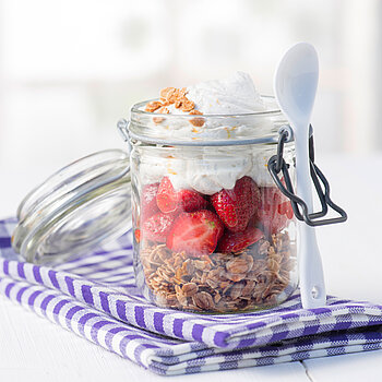 Müsli mit Orangencreme und Erdbeeren