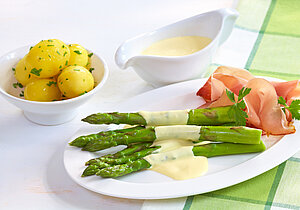 Gegrillter grüner Spargel mit Ingwer-Hollandaise und Schinken