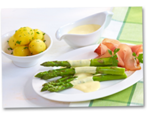 Leckere Hauptgerichte, wie z. B. Gegrillter grüner Spargel mit Ingwer-Hollandaise und Schinken