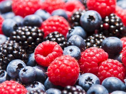 Beerensorten Verschiedene heimische Beerensorten: Brombeeren, Himbeeren, Heidelbeeren.
