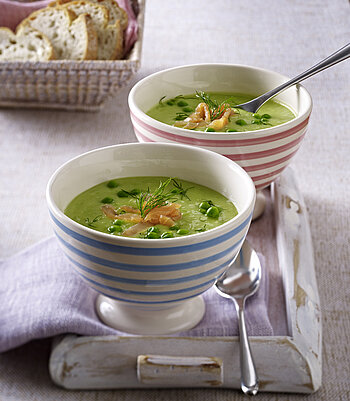 Cremige Erbsensuppe mit Lachsstreifen