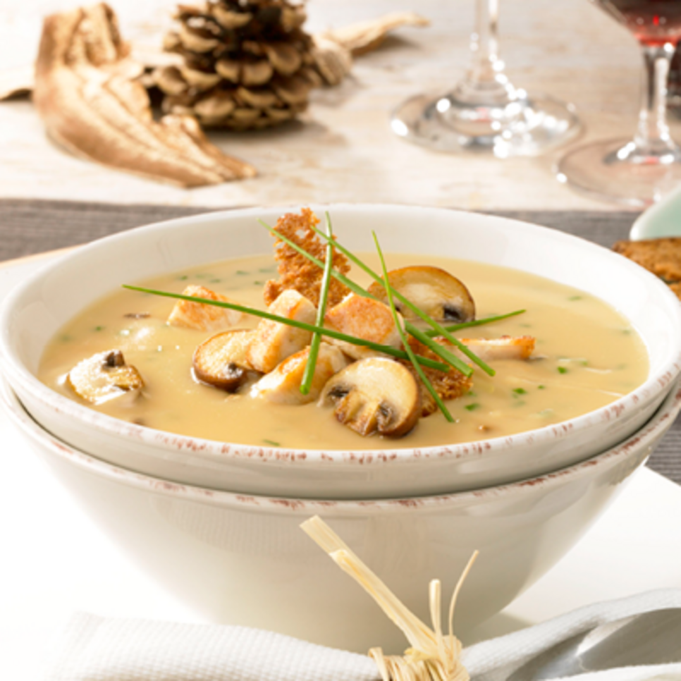 Pilzrahmsuppe mit Champignons und Schwarzbrotchips