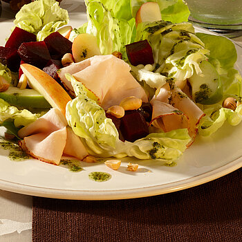 Apfel-Rote-Bete-Salat mit Putenbrust