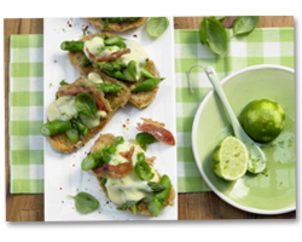 Leckere Vorspeisen z. B. Antipasti von grünem Spargel mit Basilikum und Limette auf "Armen Rittern"