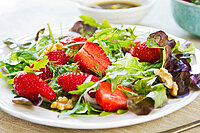 Salat mit Erdbeeren