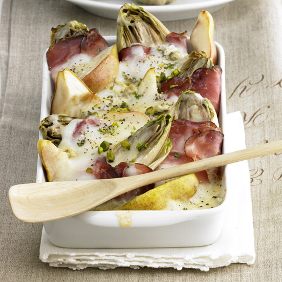 Chicorée-Gratin mit Speck und Birne