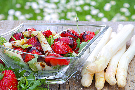 Spargel und Erdbeeren mit Schokolade überzogen