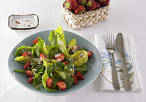 Blattsalat mit Erdbeeren