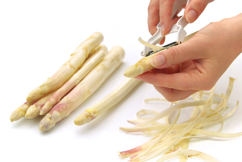 Spargel schälen